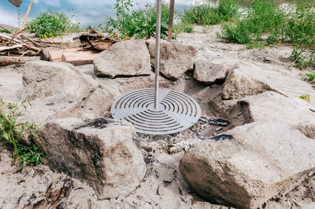 Grillrost in steinernem Feuerring — Draufsicht