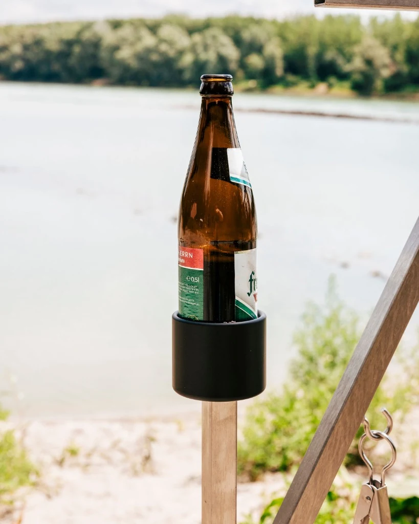 Getränkehalter am Holzpfosten des Dreibeins