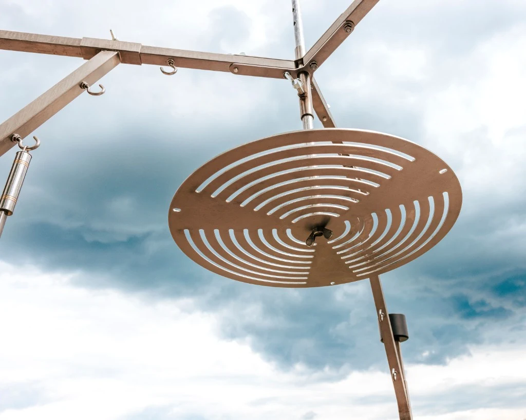 Grillrost mit geschlitzter Platte vor dramatischem Himmel