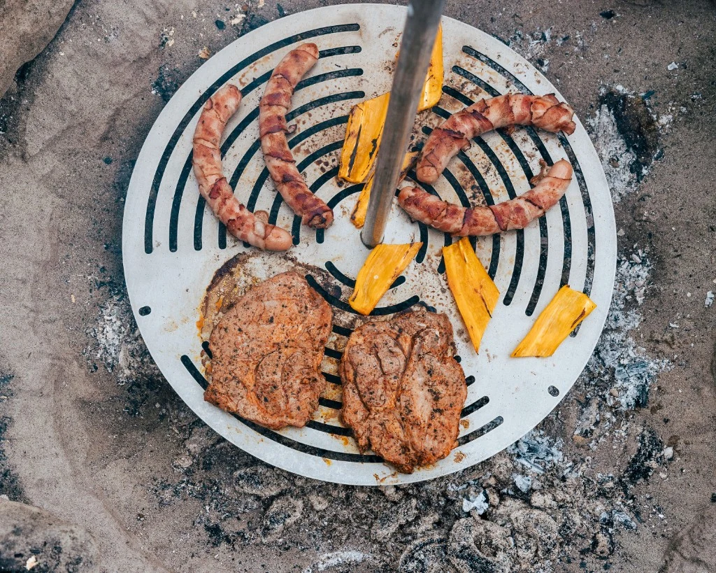 Grillrost im Edelstahlrahmen über der Feuerstelle — Vogelperspektive