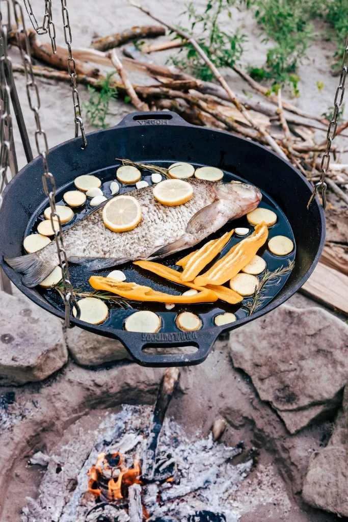 Fisch mit Zitrone und Gemüse in der Gusspfanne — Zubereitung